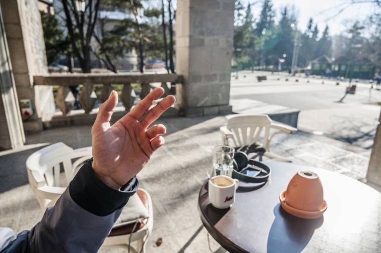 A kávézók előtt füstölnek a száműzött dohányosok