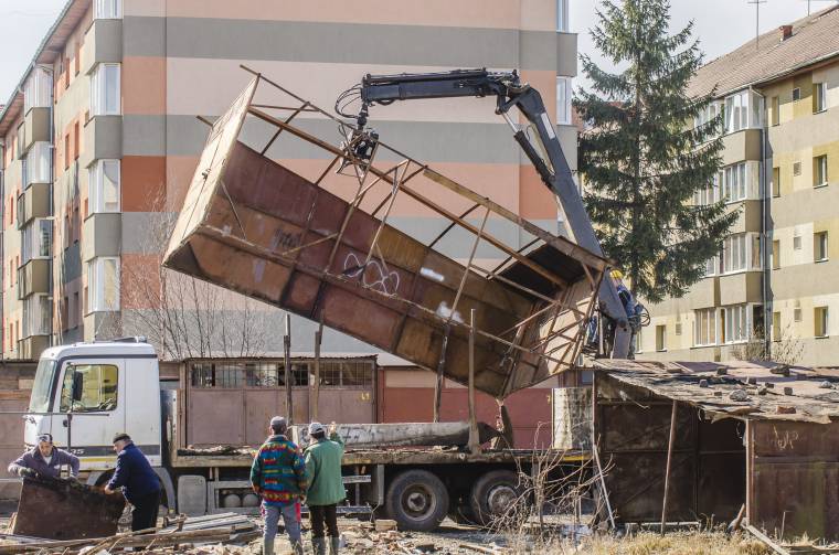 Garázsbontási láz a lakótelepen