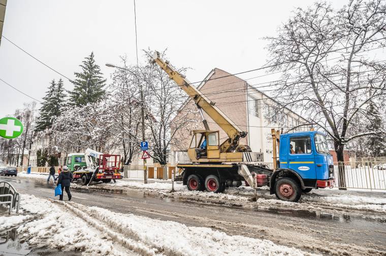Áramkieséseket, fennakadásokat okozott a havazás