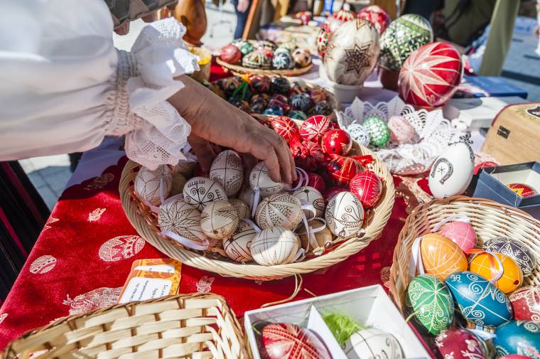 Versenyre kelnek a gyimesi hímes tojások