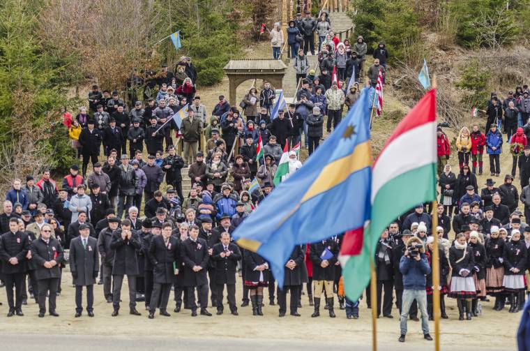 Viharos széllel dacolva emlékeztek a Nyerges-tetőn