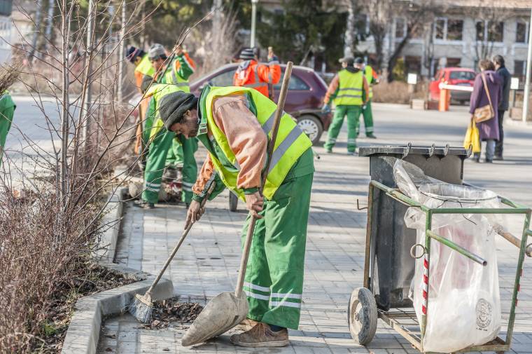 Takarítják Csíkszereda utcáit