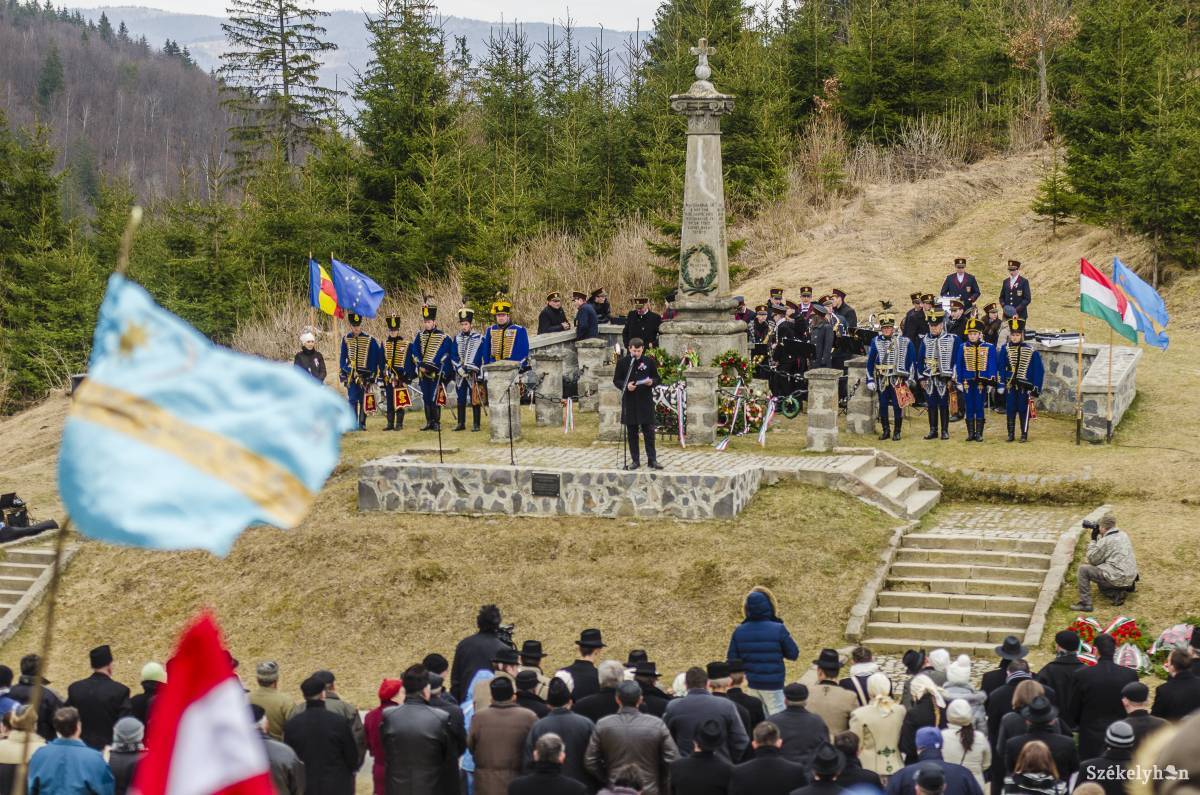 Az előadások után a Nyerges-tetőn is fejet hajtanak a szabadságharc hősei előtt. Archív •  Fotó: Veres Nándor