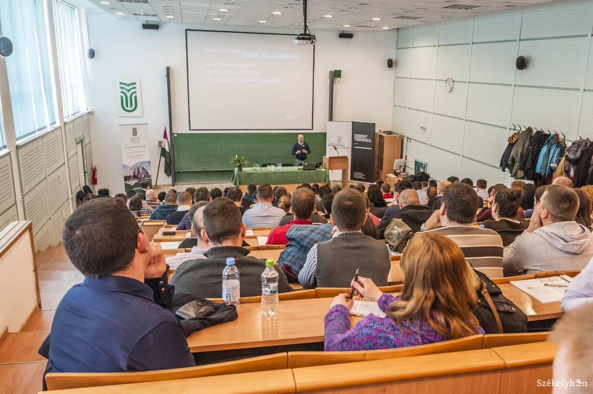 Kutatásaikat ismertethették a hallgatók. Illusztráció •  Fotó: Veres Nándor