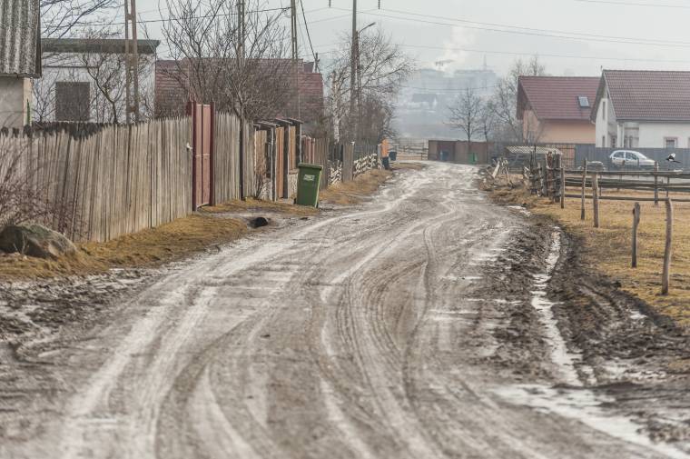 Kerékvallató gödrökben kénytelenek közlekedni