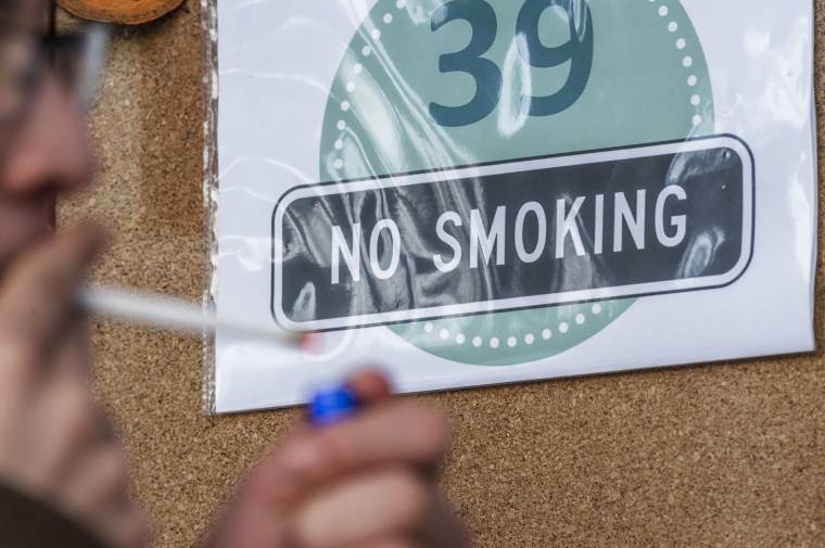 Ne a 112-n jelentsük a törvénysértő dohányosokat