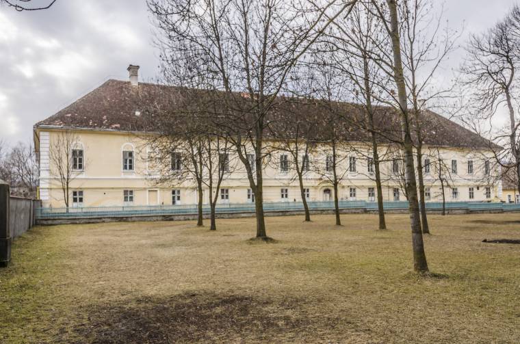 A 19. században épült, kezd egy kicsit régi lenni kórházépületnek