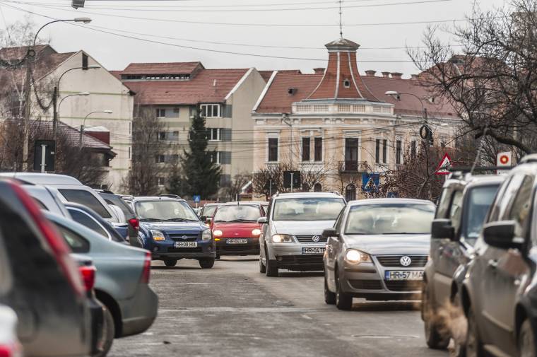 Nem csökken a gépjárműbejegyzésre várók száma Csíkszeredában