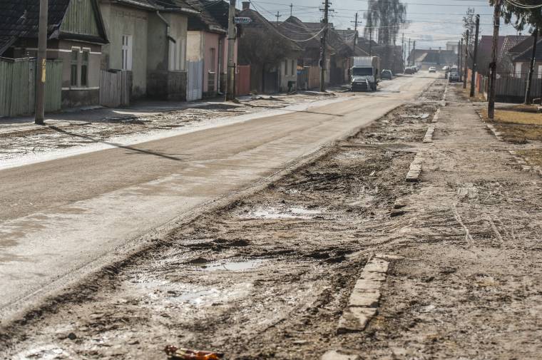Száz liter üzemanyagot loptak