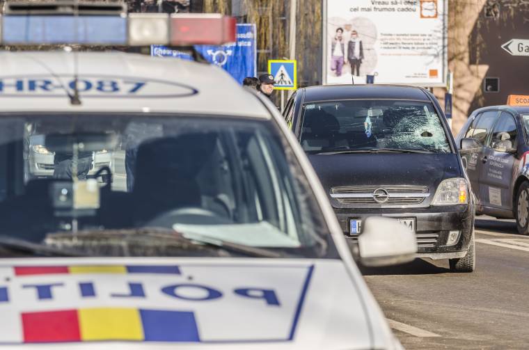 Kővel bedobta az autó ablakát, elgázolta a sofőr