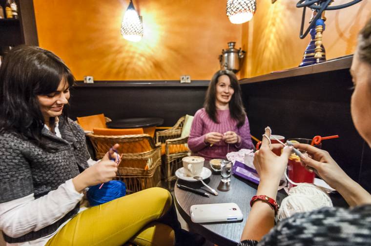 Aki még a hokisoknak is horgolt sapkát