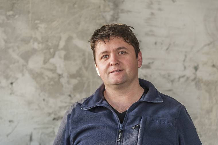 Az alapoktól tanítja a kőműves szakmát