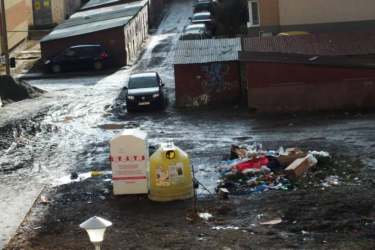 Földre kerül a szemét – a guberálók örömére