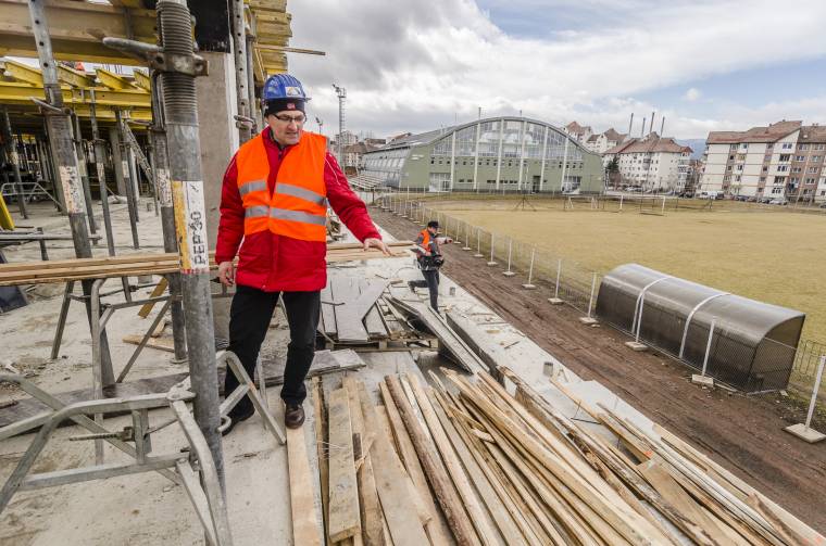 Folytatják a kollégium és a lelátó építését