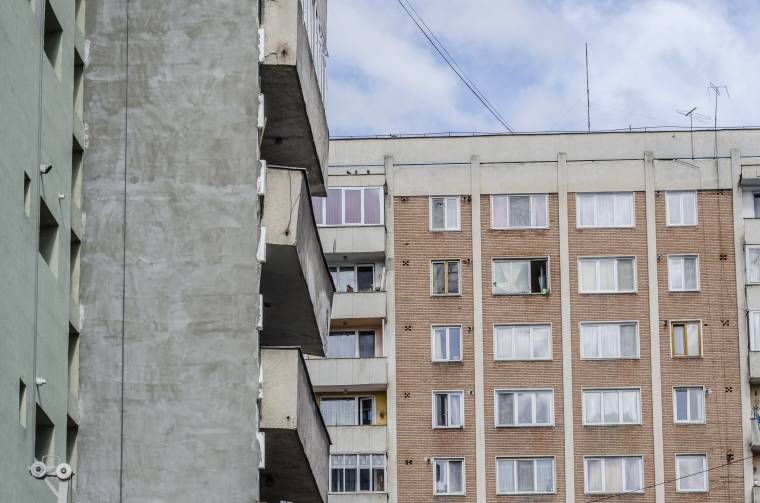 Dolgoznak is, nem is a csíkszeredai tömbházaknál