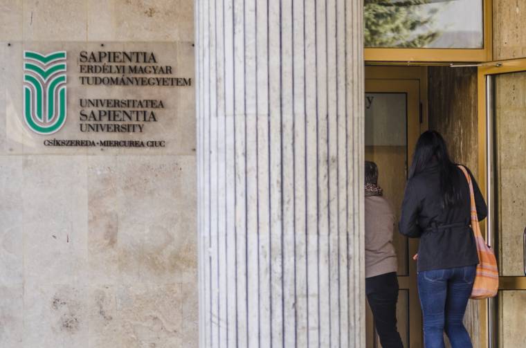 Háromnyelvű konferencia a Sapientián