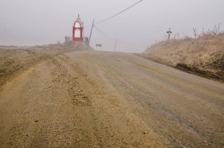Tízezer lejre bírságoltak egy vállalkozót, mert járművei összesározták a megyei utat