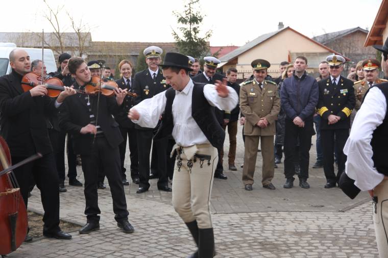 Tisztelgő haditengerészek és hegyivadászok