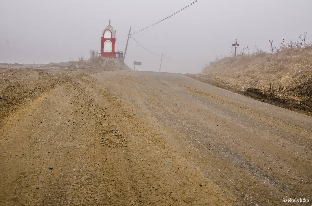 A kamionok összesározták az utat, ezért bírságot kell fizetnie a cégvezetőnek. Illusztráció •  Fotó: Veres Nándor