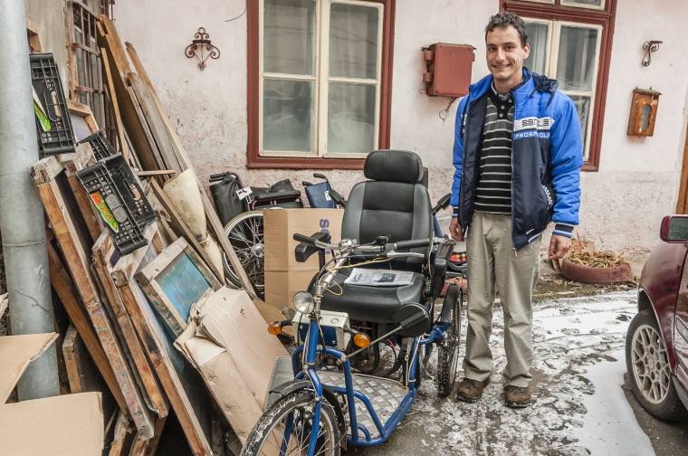 Mopedet vásároltak az összegyűjtött kupakok árából