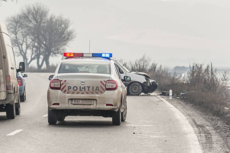 Fedélzeti kamera rögzítette az autóbalesetet