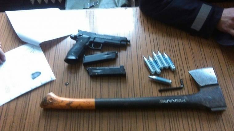 Fejszével az oldalán, pisztolyt rejtegetve lovagolt Csíkszereda központjában