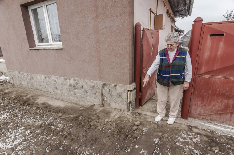 Hibás fővezeték miatt ázik évek óta egy lakóház