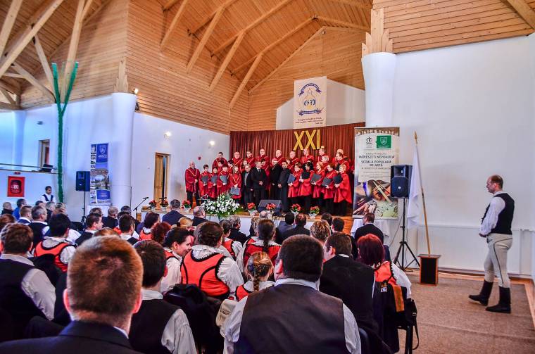 Egyházi énekektől volt hangos a csíkmindszenti sportcsarnok