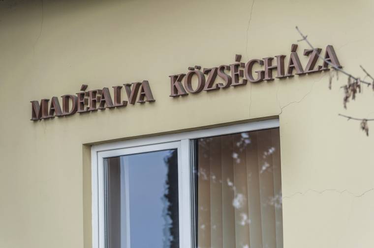 Kivárnak Madéfalván a Községháza felirat ügyében
