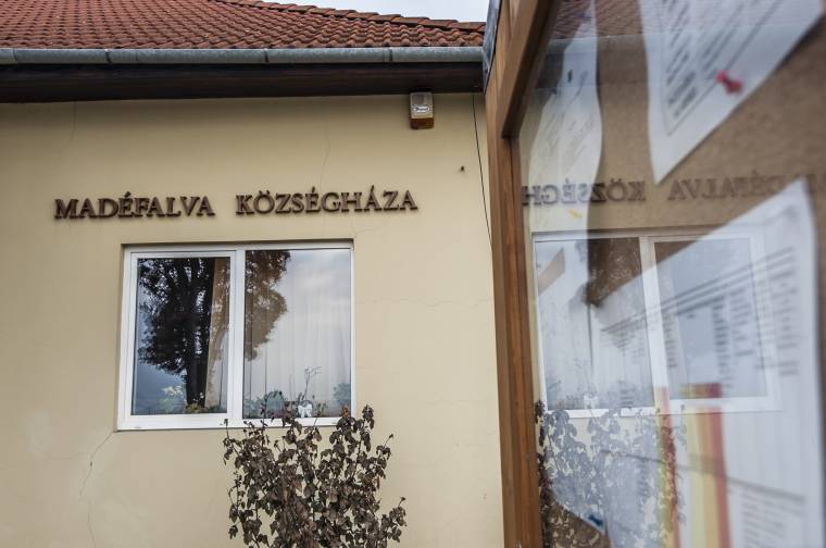 Törvénymódosítással a Községháza feliratért?