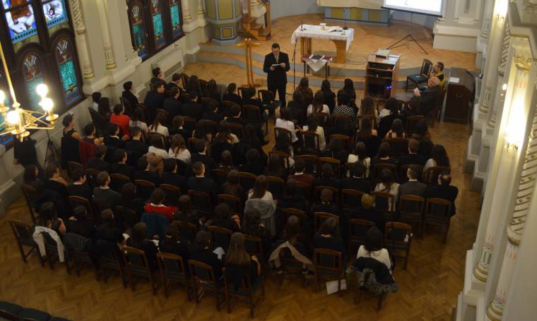 Nagykorúsító ünnepséget tartottak a Segítő Mária Gimnáziumban