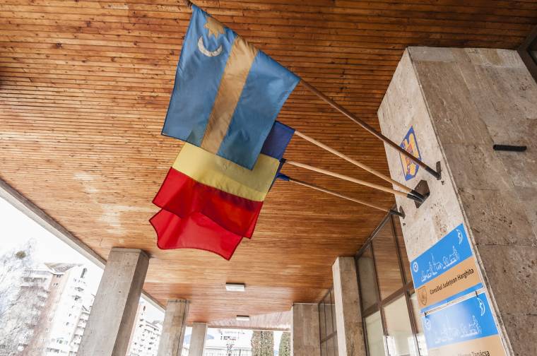 A törvény erejével távolítanák el a megyeházáról a székely zászlókat