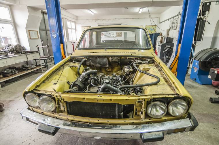 Többször szétszedik és összerakják a régi Daciát