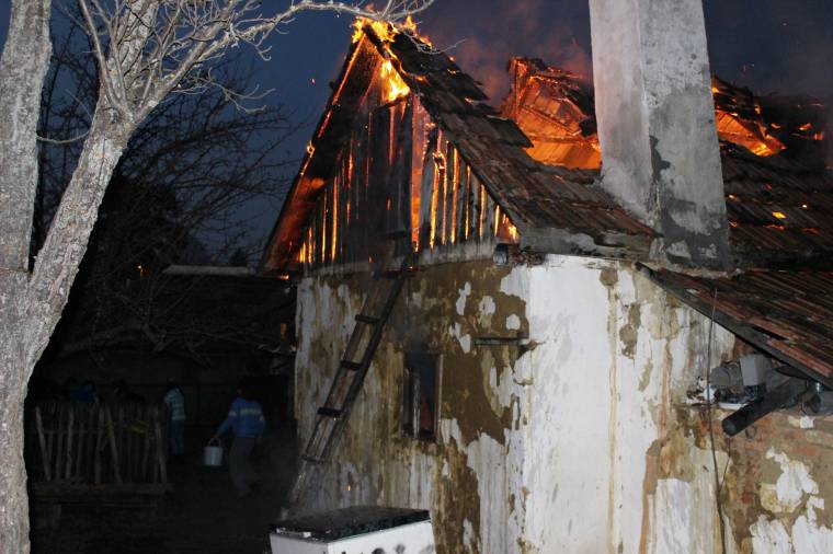 Tűz emésztette fel a tetőzetet