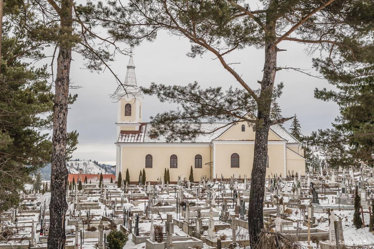 A gyimesfelsőloki Szent András-plébániatemplom •  Fotó: Veres Nándor