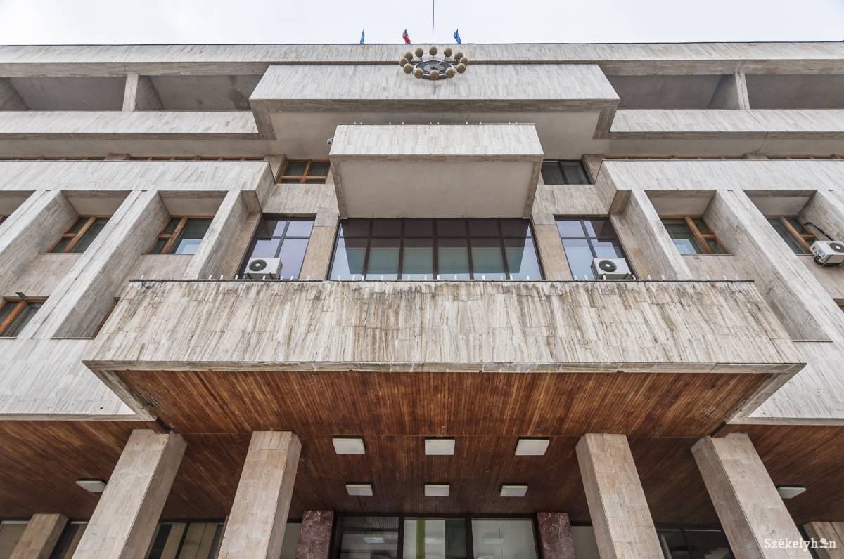 A megyei önkormányzat épületében általános fertőtlenítés zajlik • Fotó: Veres Nándor