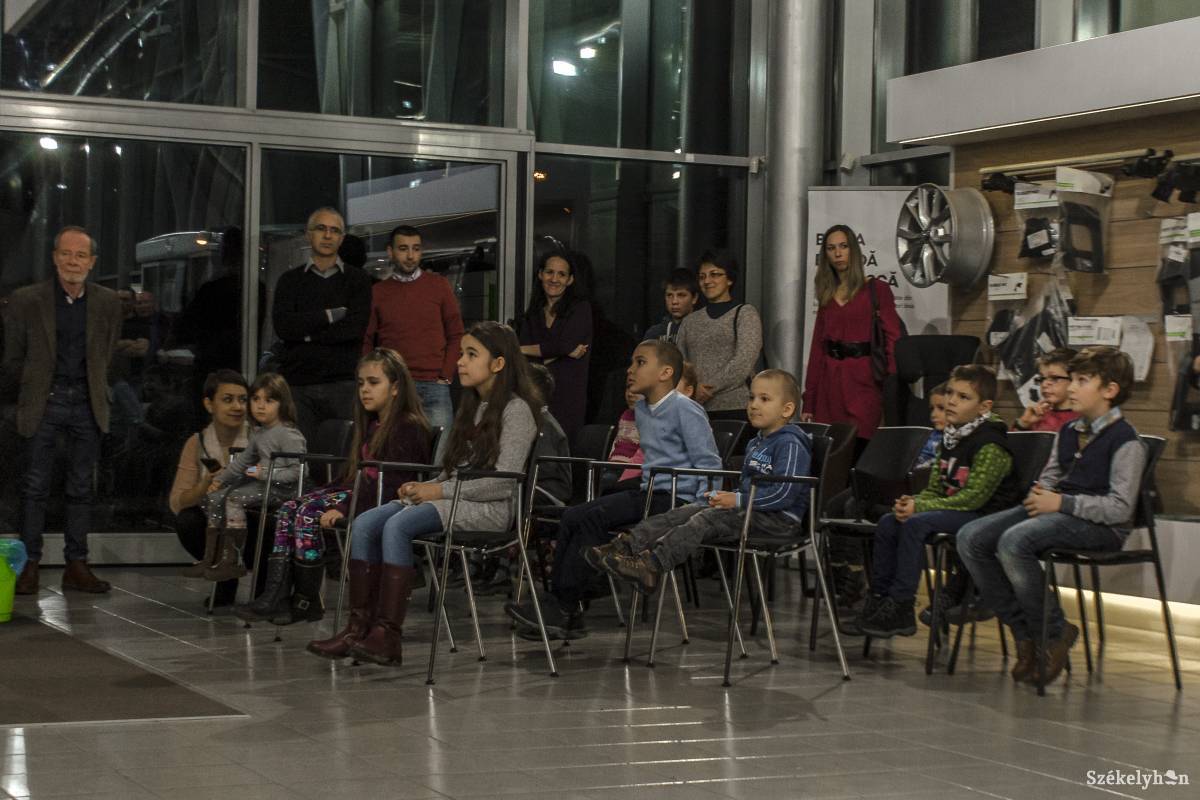 A rajzokat készítő gyerekek a képviselet zárórendezvényén •  Fotó: Pinti Attila