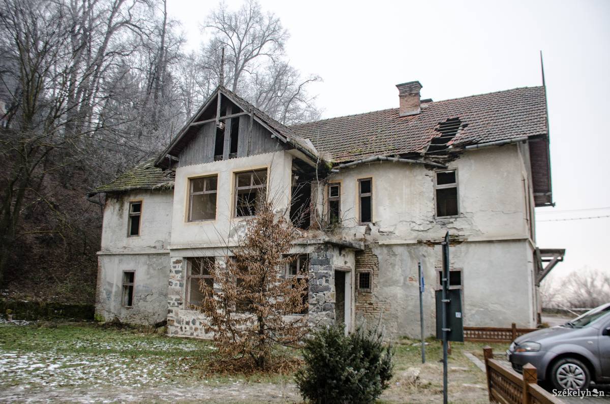 Évtizedek óta üresen áll a tönkrement épület •  Fotó: Gecse Noémi