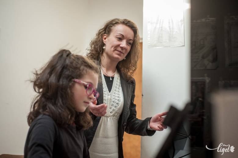 Odaadó munka. Salamon Réka és egyik tanítványa, Incze Noémi •  Fotó: Gecse Noémi
