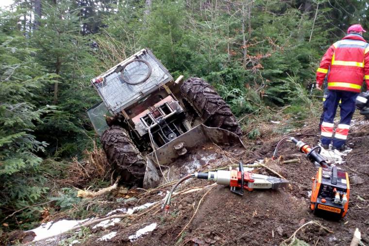 Traktor alá zuhanva vesztette életét