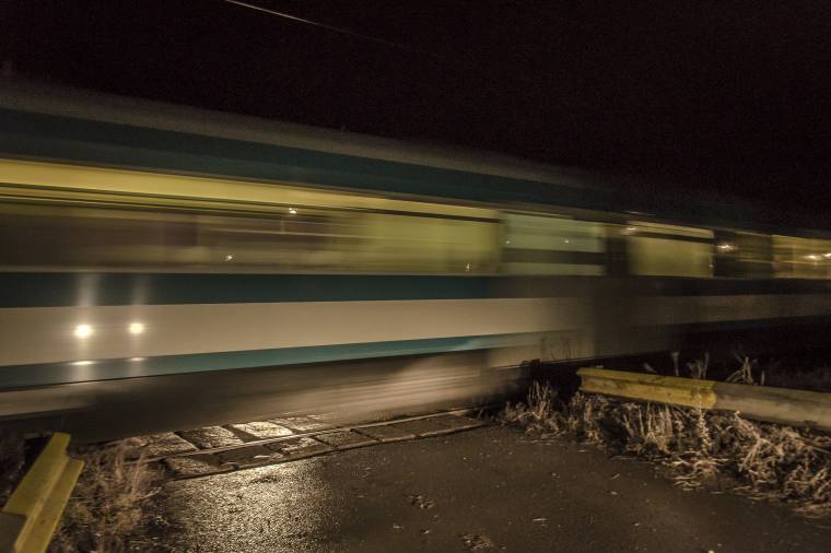 Idős férfit gázolt el a vonat Kisbácson