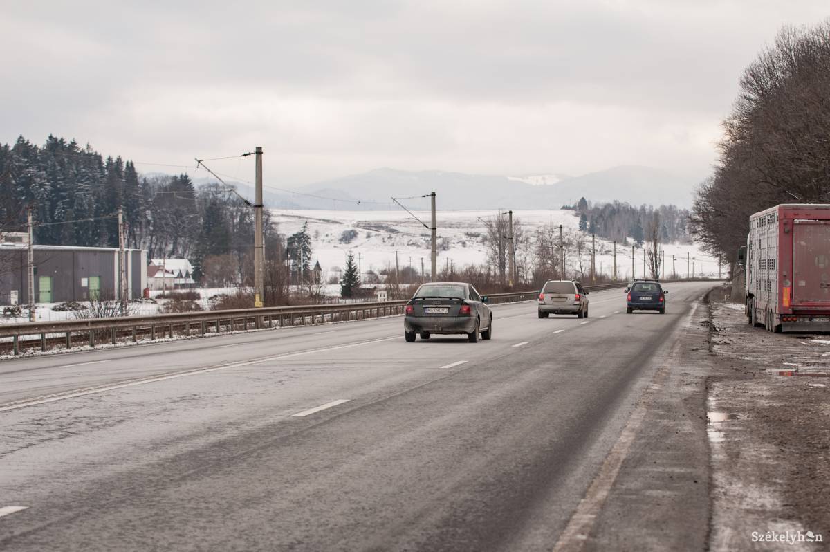 Várhatóan jövőben történik meg az úttest betonelemekkel történő kettéválasztása •  Fotó: Gecse Noémi