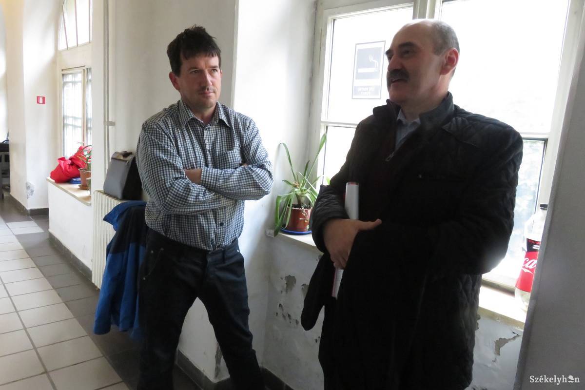 Várakozás. Szőke Domokos alpolgármester és Máthé Attila ügyvéd •  Fotó: Antal Erika