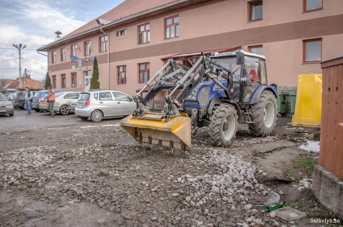 Csíkcsicsóban elbontották a használatlanul álló mérlegházat. Parkolónak használják a helyét •  Fotó: Sándor Csilla