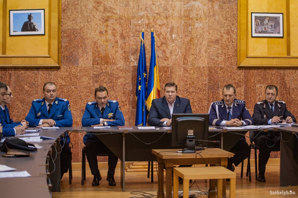 Összevont sajtótájékoztató Csíkszeredában a megyeháza márványtermében. Rendhagyó sajtóesemény •  Fotó: Gecse Noémi