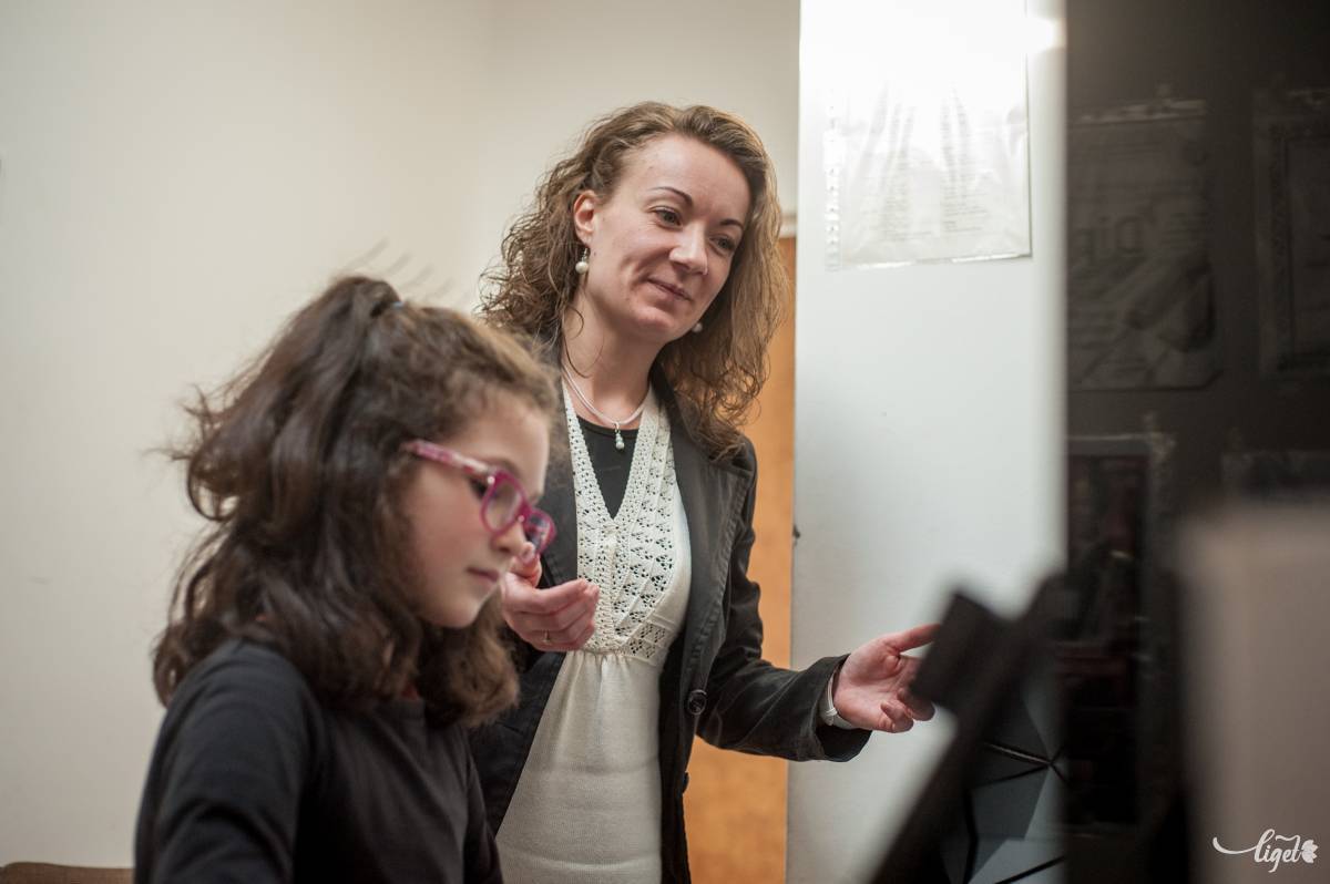 Odaadó munka. Salamon Réka és egyik tanítványa, Incze Noémi •  Fotó: Gecse Noémi