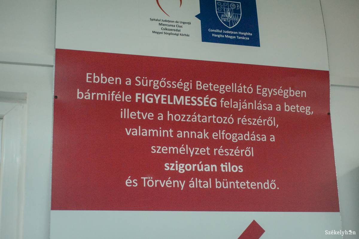 Figyelmeztetés a folyosón. Tilos a hálapénz, ajándék •  Fotó: Gecse Noémi