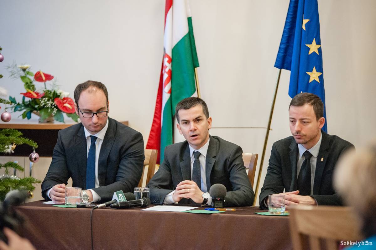 Tóth László (középen) Magyarország Csíkszeredai Főkonzulátusának új vezetője •  Fotó: Gecse Noémi