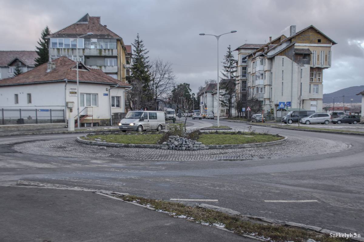 Változtatni kell a körforgalomnál •  Fotó: Pinti Attila