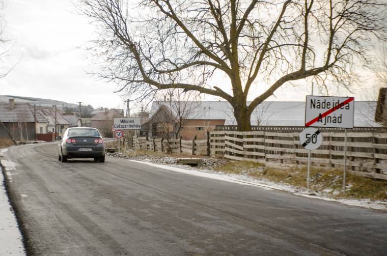 Tíz éve leaszfaltozott útra került új burkolat